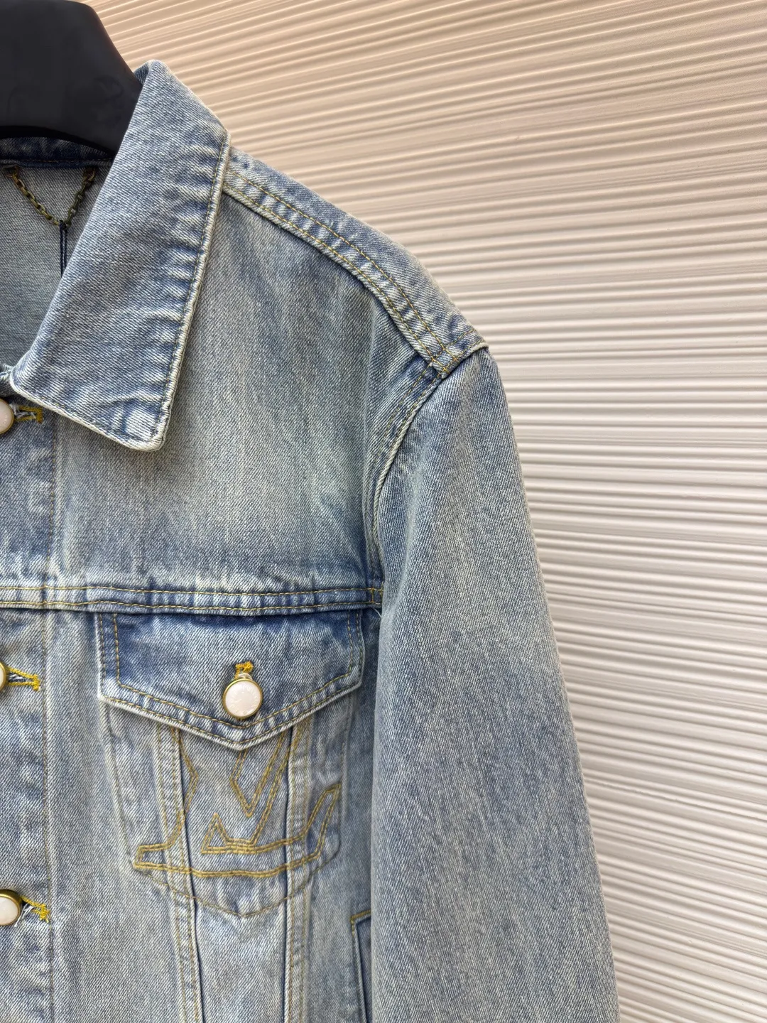 LOUIS VUITTON patch letter denim jacket ●Authentic product: purchased and developed for 16700 ●Item number: 1680028-B35 ●Fabric: denim fabric ●Technology: washed production ●Version: fitted version ●Weight: about 1050 grams ●Size: 46-48-50-52 ●Description: Letters gold gold thread embroidered denim Brand presbyopia logo iconic pattern It has a strong street American style and is very chic. The whole piece is still the same loose version as always, which hides the flesh. The regular denim lapel design gives people a smart and generous look. Customized logo buttons and leather labels come with a full set of accessories. It is cool, stylish and fairy-like. It is also an absolute C-position piece and is highly recommended!  Very heavy work, exquisite details, special washing process, multiple washings can show the same perfect washing color effect as the original. The overall wiring is straight and delicate, the fabric is comfortable and soft, and the color is consistent without color difference. It can be matched with the same style to create a fashionable look and control various occasions. Customized accessories, complete with three standards, same style for men and women!
